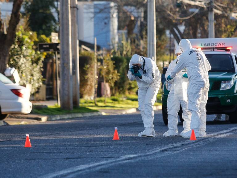 Funcionario de PDI frustra a tiros portonazo en Huechuraba: dos delincuentes resultaron heridos