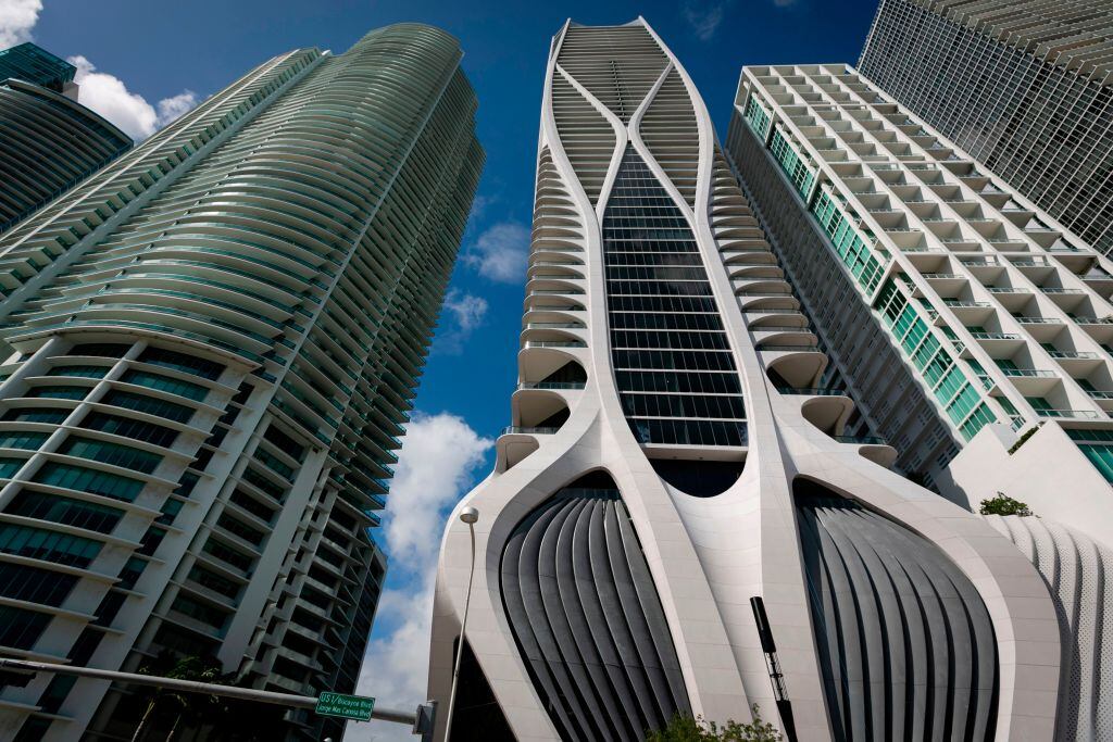 La vista de edificios nuevos en el centro de Miami