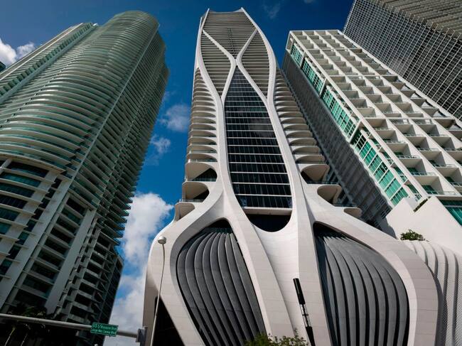 La vista de edificios nuevos en el centro de Miami