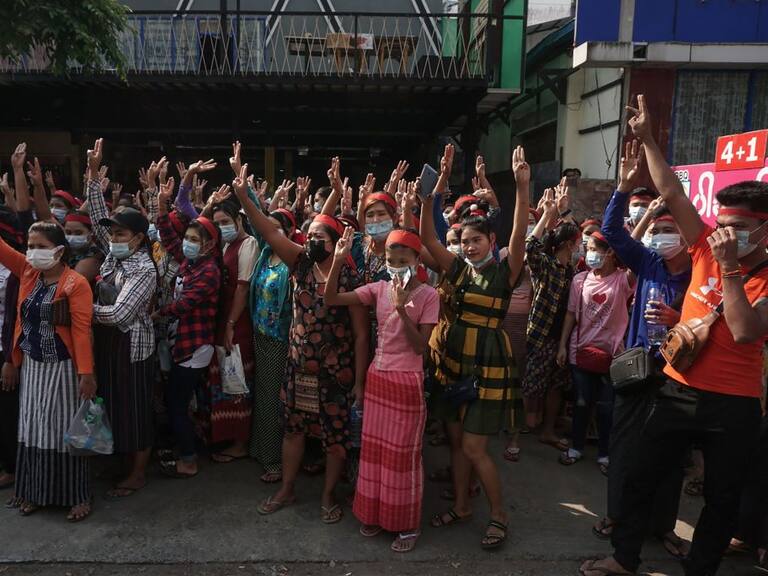 Ciudadanos protestan contra el golpe militar en la ciudad de Rangún
