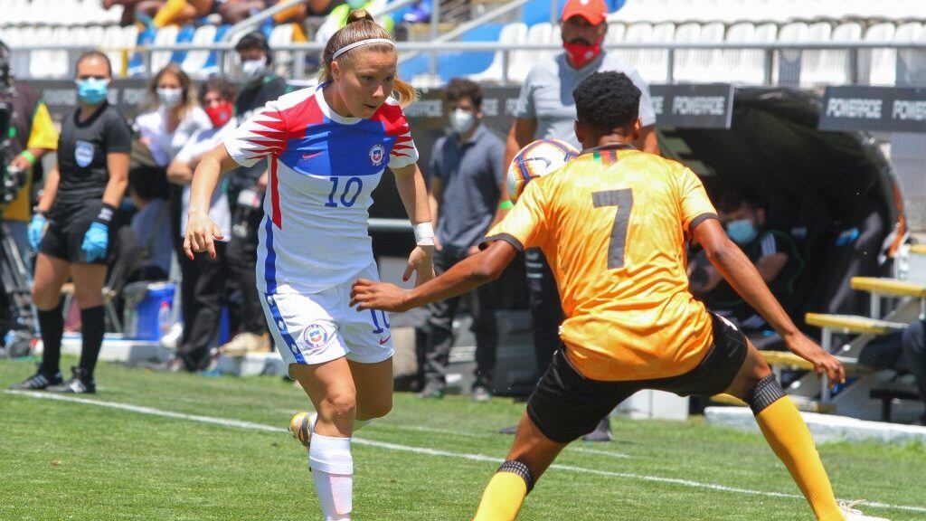 28 de Noviembre del 2020/SANTIAGOYanara Aedo(i) disputa el balon , durante el partido amistoso internacional entre la Selección Femenina de Chile vs Selección Femenina de Zambia, disputado en el Estadio San Carlos de Apoquindo.
FOTO: JORGE DIAZ/AGENCIA UNO
