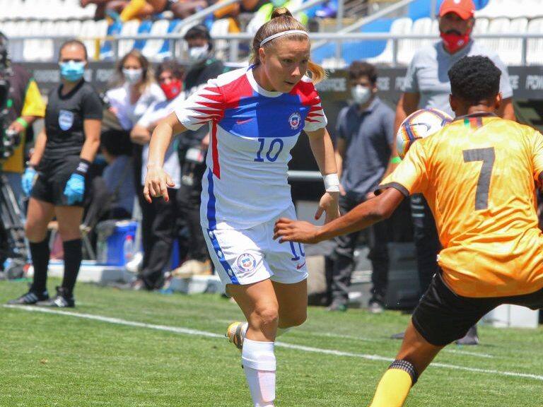 28 de Noviembre del 2020/SANTIAGOYanara Aedo(i) disputa el balon , durante el partido amistoso internacional entre la Selección Femenina de Chile vs Selección Femenina de Zambia, disputado en el Estadio San Carlos de Apoquindo.
FOTO: JORGE DIAZ/AGENCIA UNO