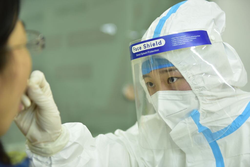 Trabajadora de la salud realiza un examen del Covid-19 en Hefei