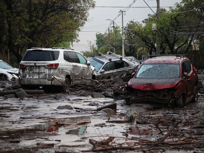 9 de octubre de 2026/LAS CONDES. Al día siguiente del aluvión provocado por el desborde de canales, la comuna de Las Condes amaneció con calles cubiertas de barro y vehículos arrastrados por el aluvión, tras las intensas lluvias registradas en Santiago de Chile. Ante la magnitud de la emergencia el Gobierno decretó estado de catástrofe en la comuna. FOTO: Manuel Urzua/AGENCIAUNO