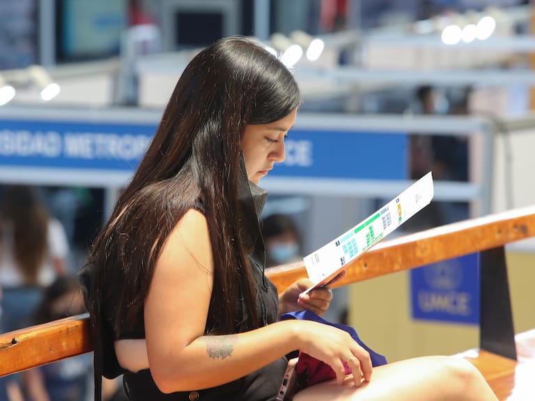 Gobierno comenzará a cobrar a deudores del CAE: cuentas bancarias de morosos corren riesgo de embargo