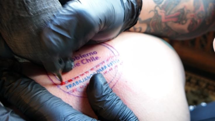 Artista chileno se tatuó polémico primer logo del gobierno de Kast como crítica al Estado: “¿Quién trabaja para quién?"