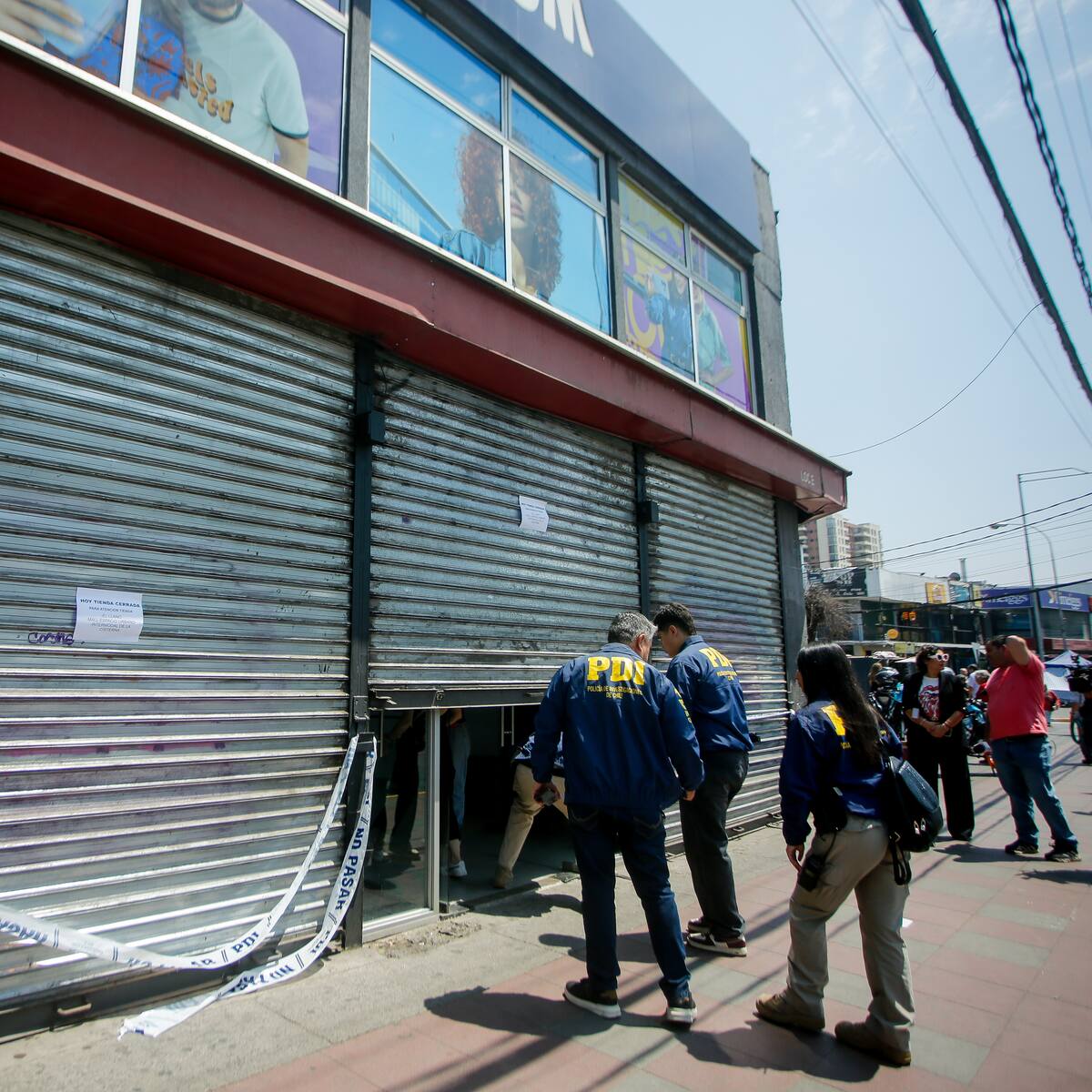 Con overoles y golpeando a trabajadores: delincuentes roban tienda de telefonía en San Miguel