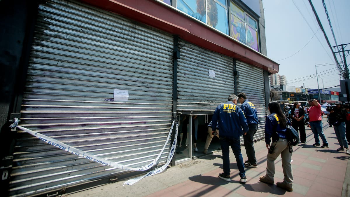 Con overoles y golpeando a trabajadores: delincuentes roban tienda de telefonía en San Miguel