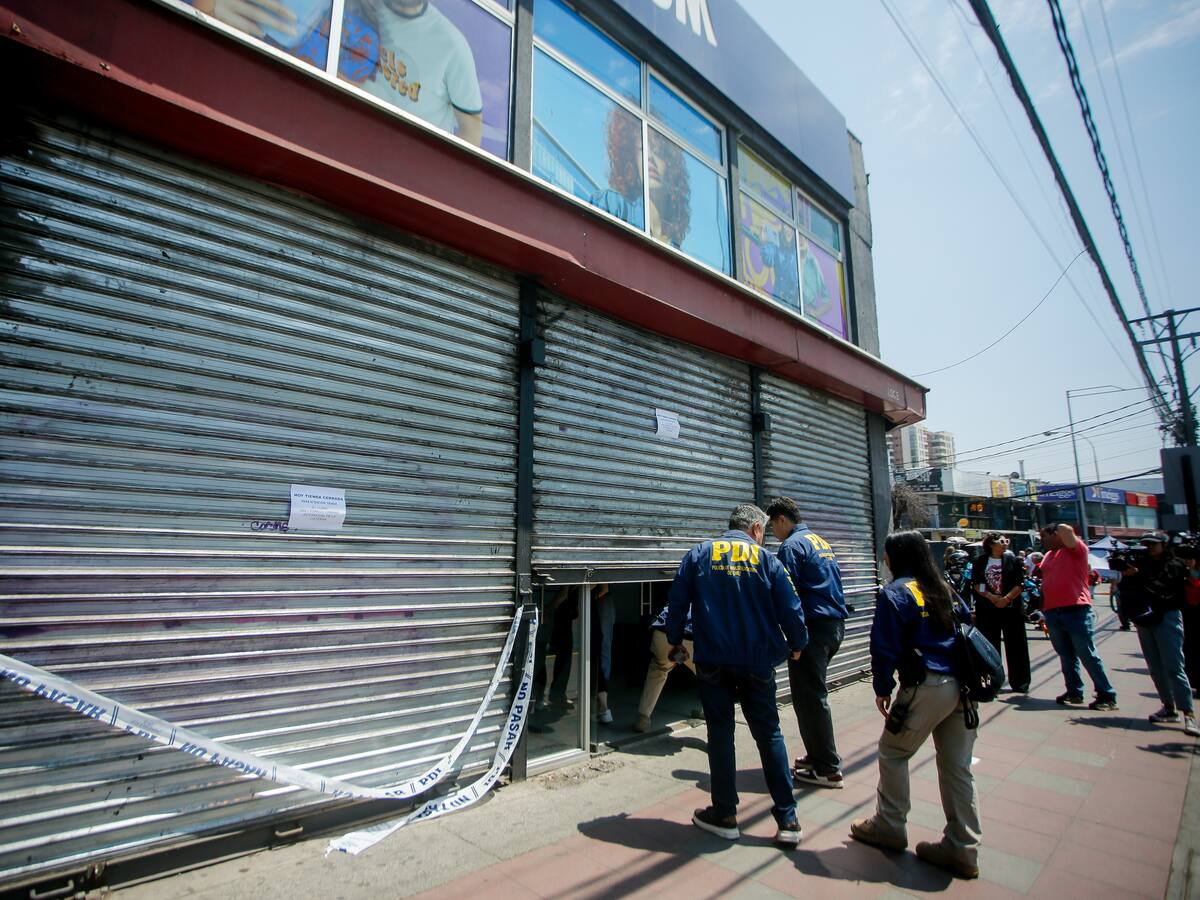 Con overoles y golpeando a trabajadores: delincuentes roban tienda de telefonía en San Miguel