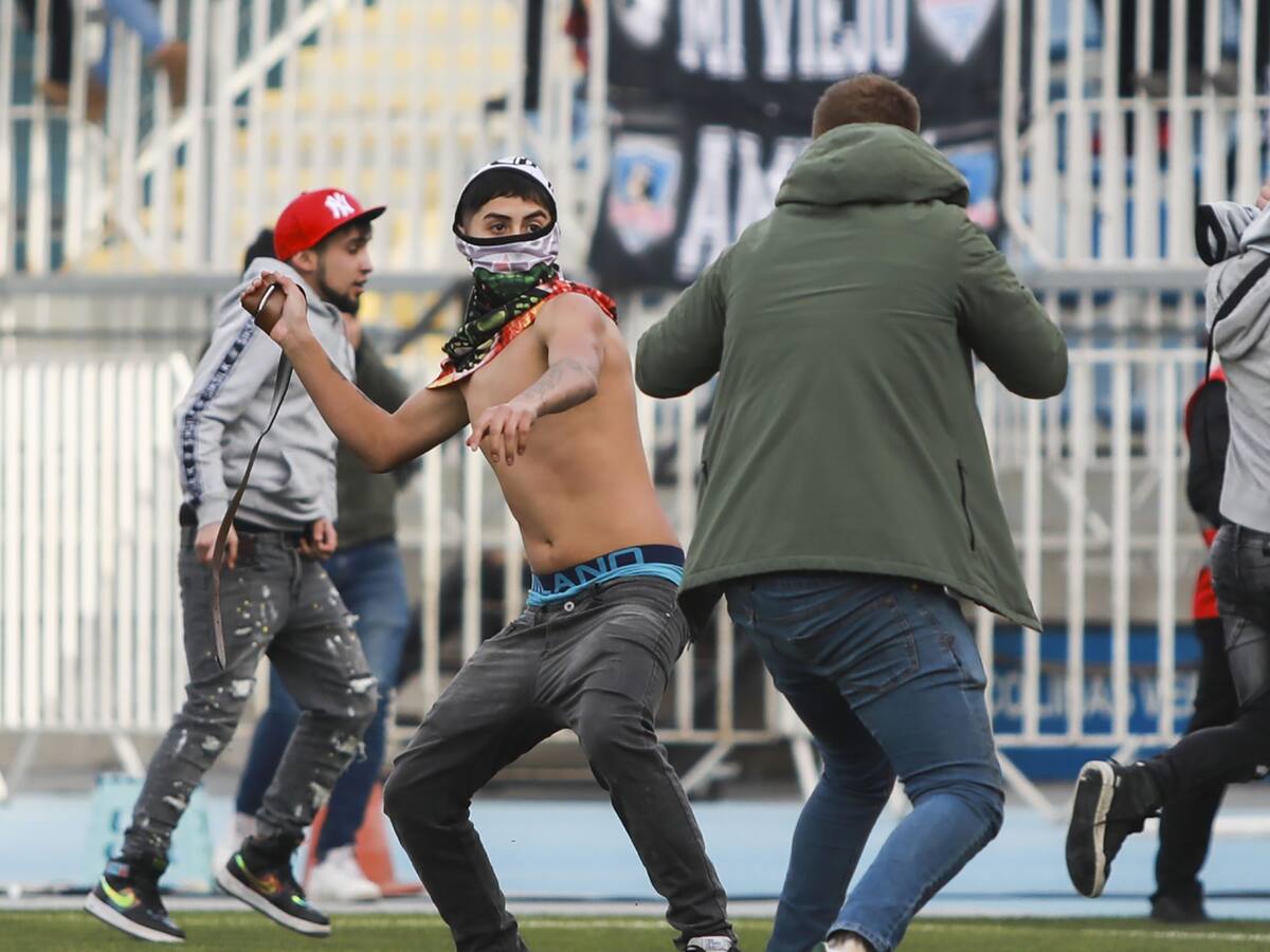 Barristas de Colo Colo se enfrentan en la cancha de El Teniente en la previa del duelo ante Audax Italiano