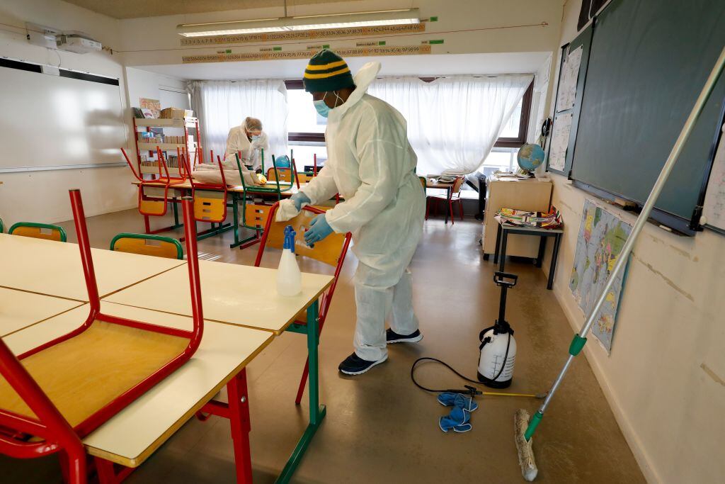 Trabajadores desinfectan un colegio de París