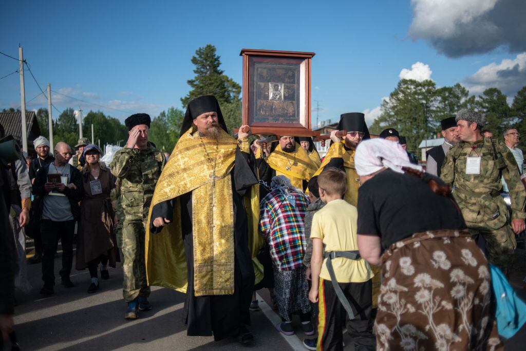 Un religioso ruso de la Iglesia Ortodoxa lidera una procesión en la región de Kirov en la Federación de Rusia.