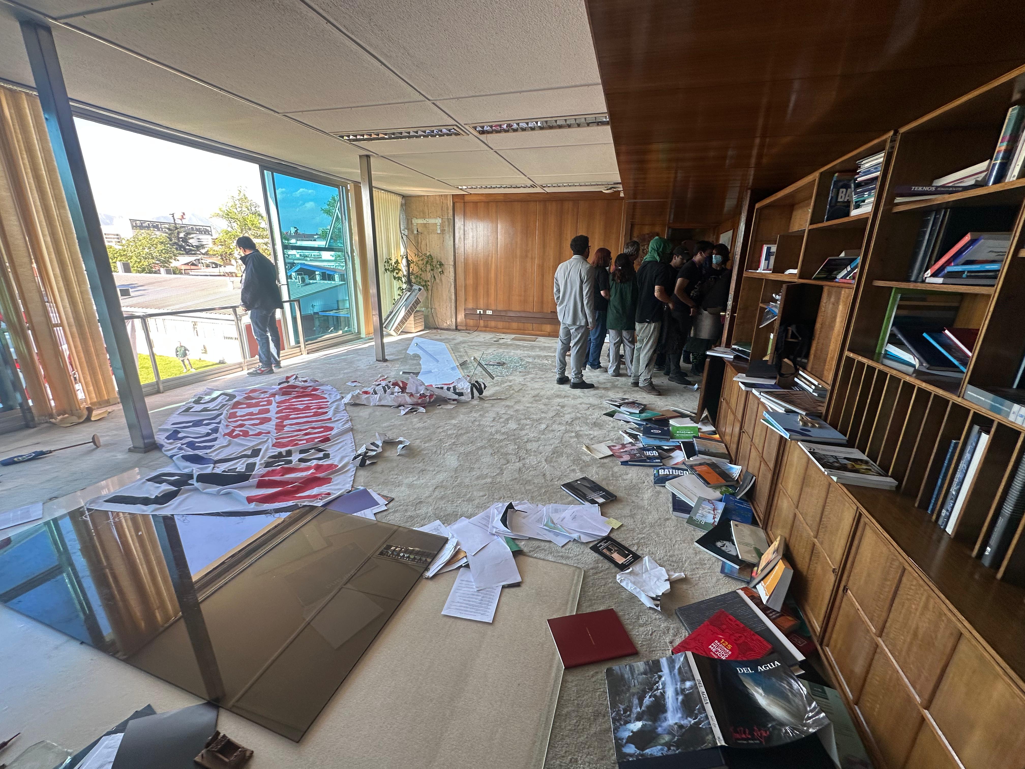 Estudiantes de la Usach protagonizan violenta protesta