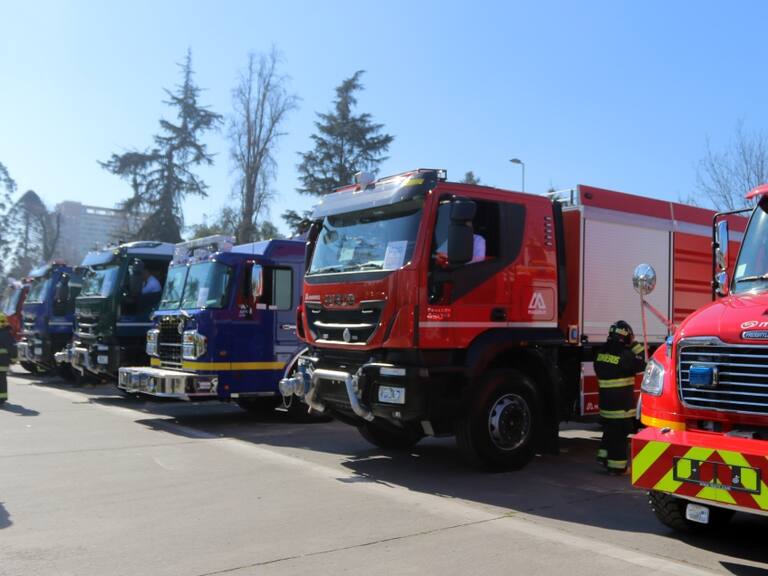 Más de una decena de Cuerpos de Bomberos de la Región Metropolitana se dirigen a Ñuble para apoyar labores en incendios forestales
