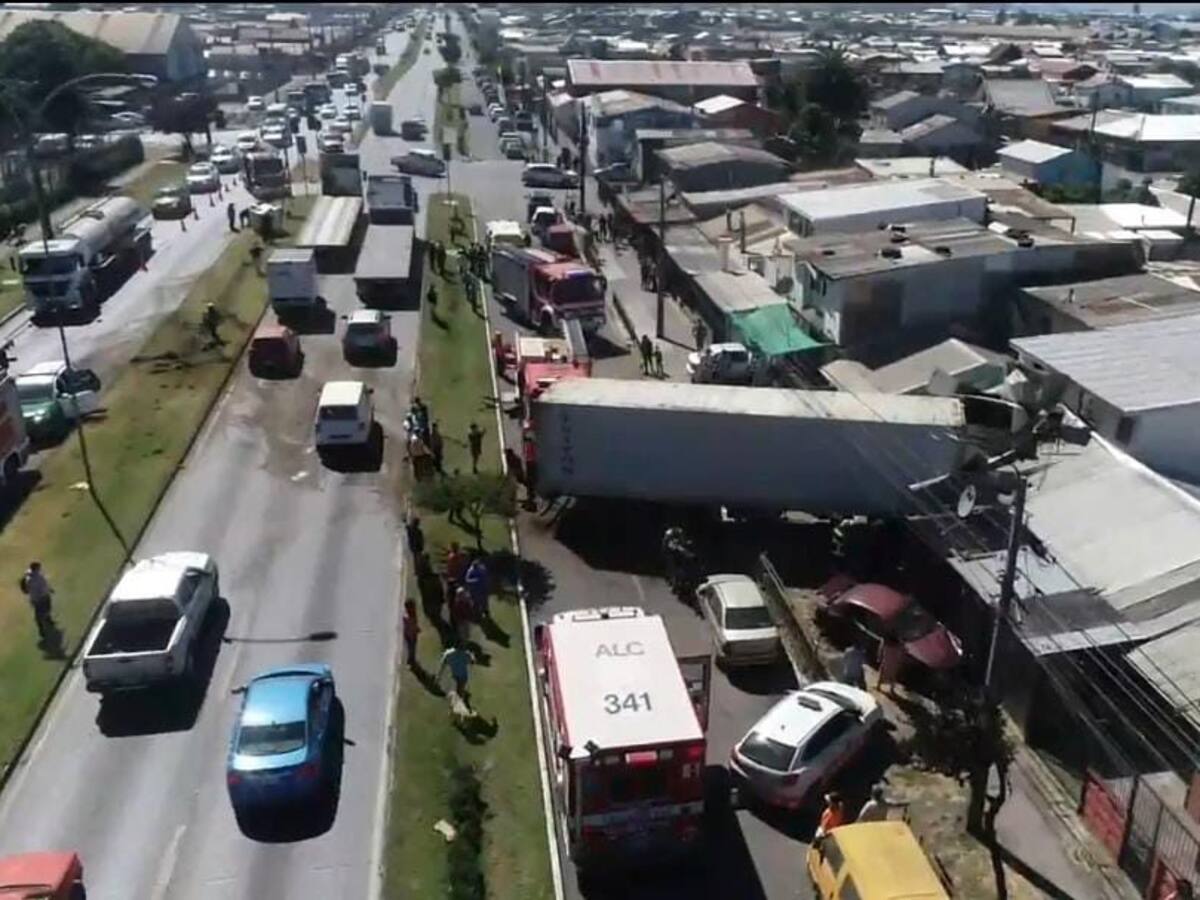 Impresionante accidente vehicular en el Biobío: camión de carga quedó incrustado en una casa