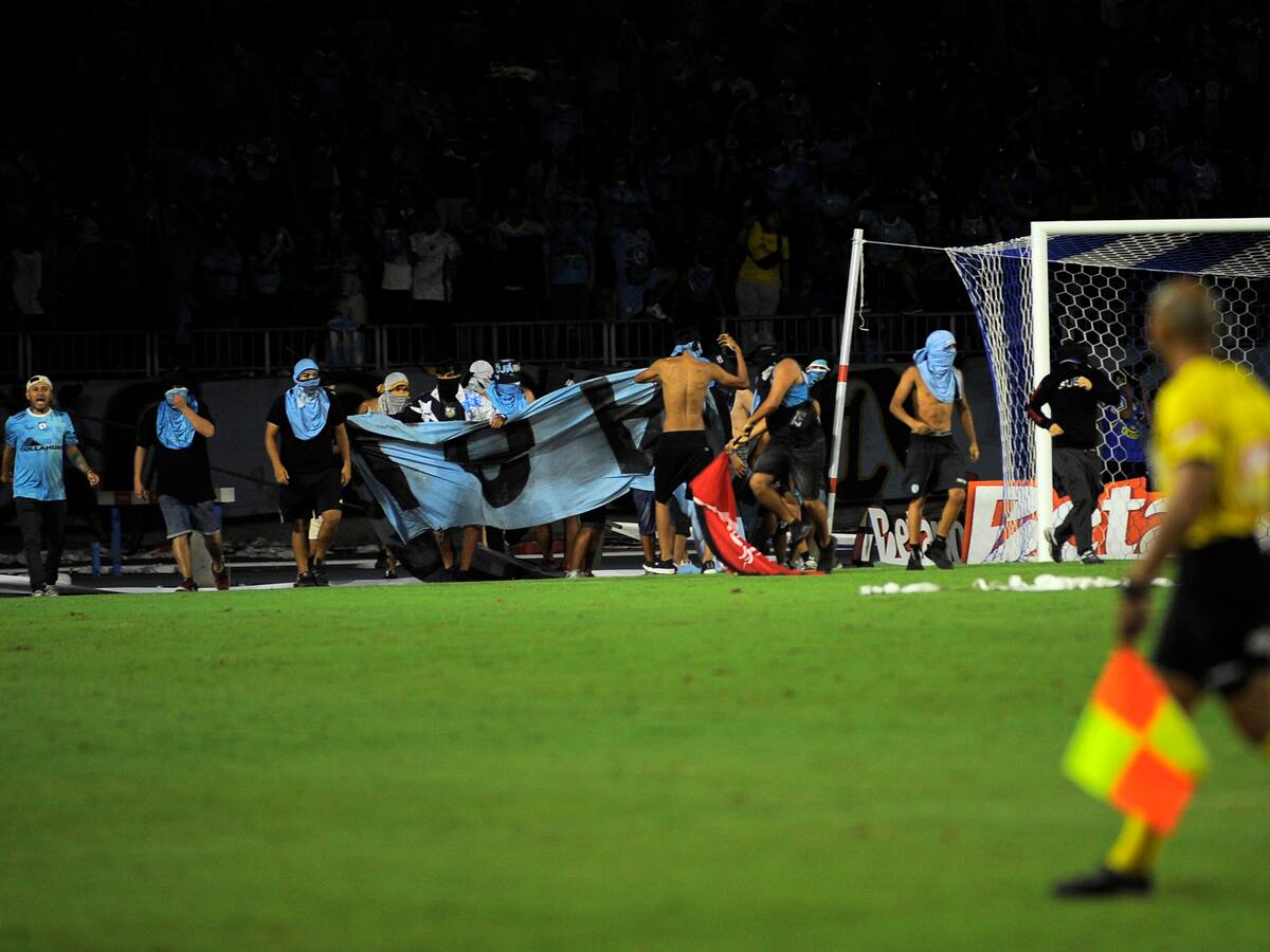 Estadio Seguro anuncia denuncia por invasión de cancha en Iquique: juez del partido acusa falta de seguridad para los jugadores