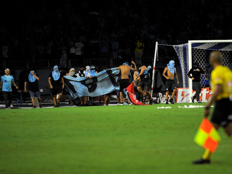Estadio Seguro anuncia denuncia por invasión de cancha en Iquique: juez del partido acusa falta de seguridad para los jugadores