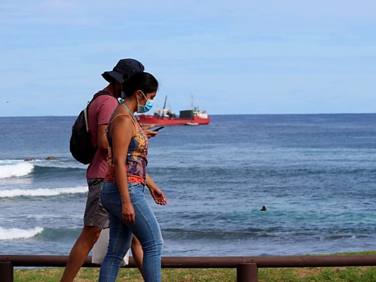 25 de Marzo de 2020/ISLA DE PASCUAUna pareja camina protegida con mascarillas en el borde costero luego que se decretara Toque de queda en Isla de Pascua desde las 14:00 hrs hasta las 05:00 hrs del siguiente día , tras el primer contagiado de COVID-12
FOTO:GABRIEL TRAMON MAIDANA/AGENCIAUNO