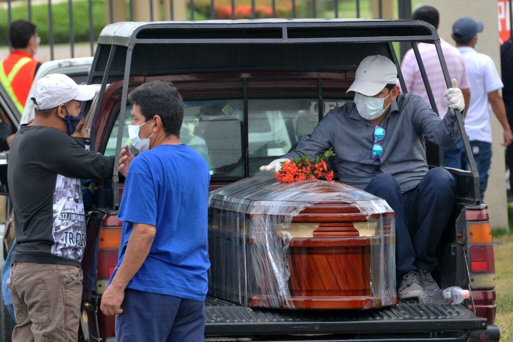 Una víctima del Covid-19 es transportada hacia el cementerio de Guayaquil