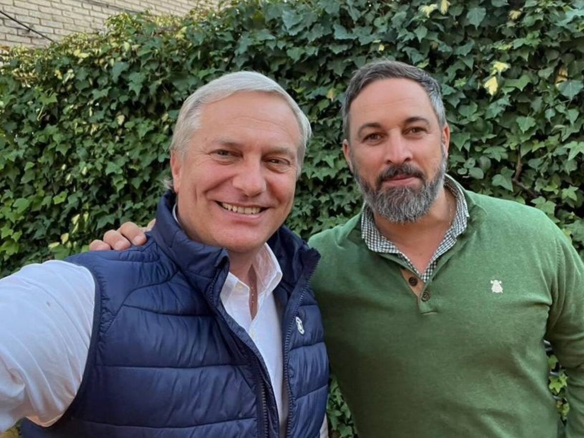 Tras pasar a segunda vuelta: líder de Vox, partido de ultraderecha español, felicita a José Antonio Kast