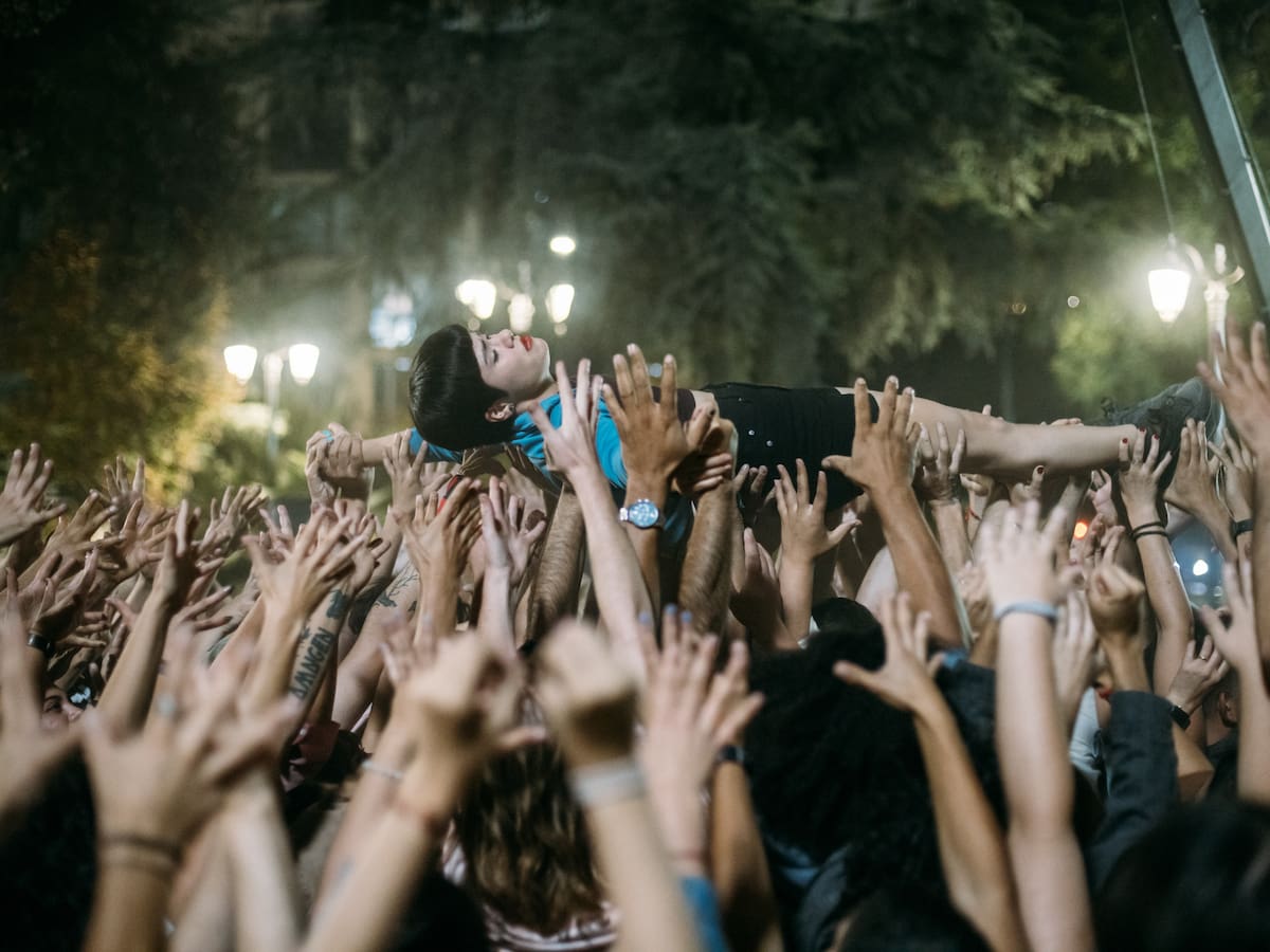 “Es Chile en LSD”: Sebastián Lelio sacude Chile con “La Ola”, el musical feminista que promete dividir aguas