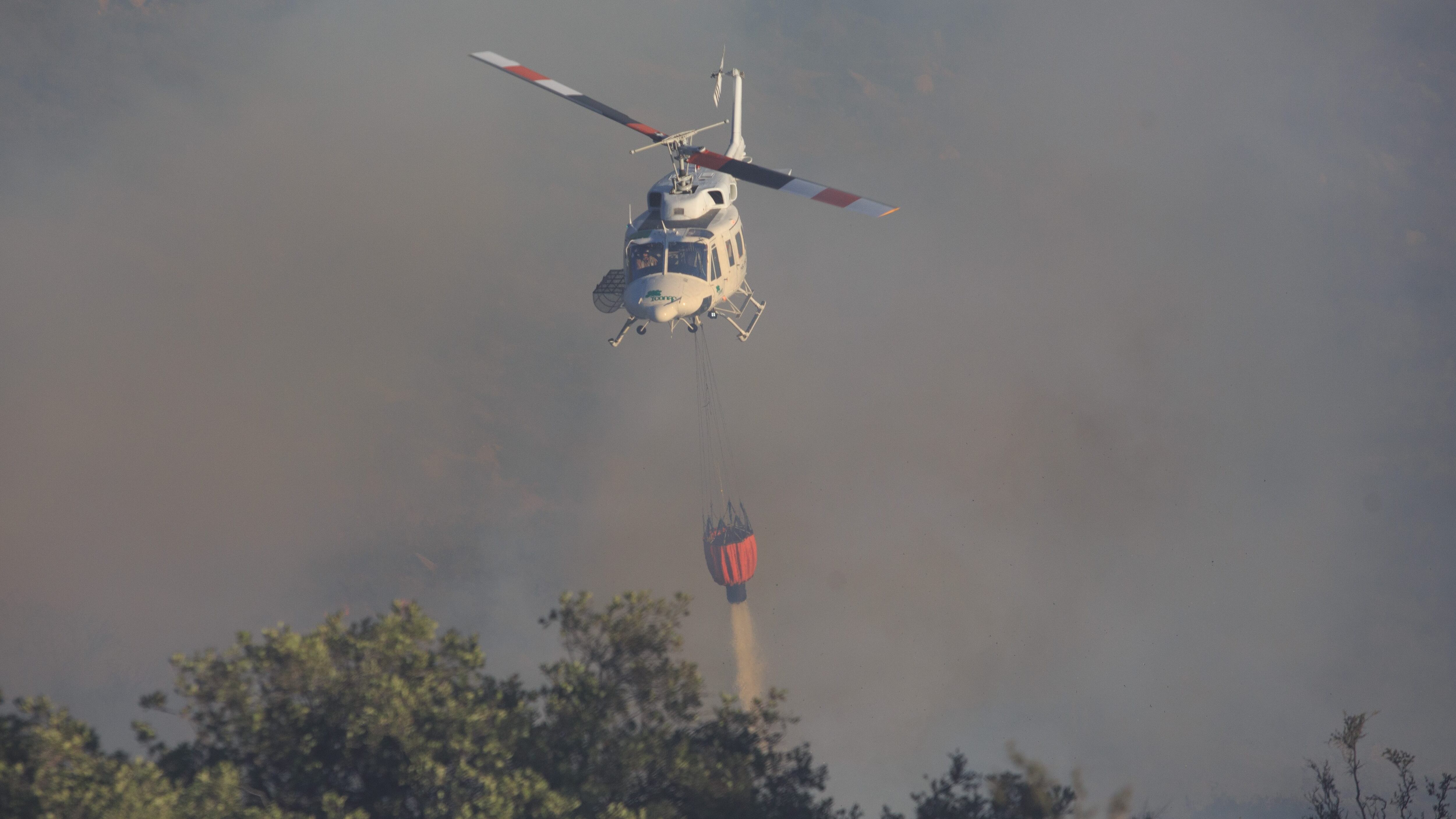 30 de Septiembre de 2021 / TILTIL Incendio Forestal en el sector de Lo Marín en la comuna de Tiltil que ya ha consumido mas de 30 hectáreas y ha destruido alrededor de 13 viviendas. En la imagen un helicóptero combate las llamas
FOTO: DIEGO MARTIN / AGENCIAUNO