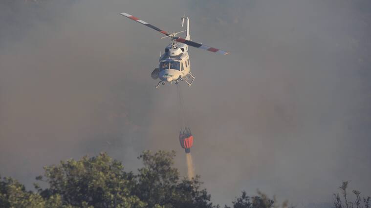 30 de Septiembre de 2021 / TILTIL Incendio Forestal en el sector de Lo Marín en la comuna de Tiltil que ya ha consumido mas de 30 hectáreas y ha destruido alrededor de 13 viviendas. En la imagen un helicóptero combate las llamas
FOTO: DIEGO MARTIN / AGENCIAUNO