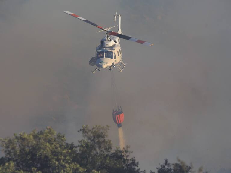 30 de Septiembre de 2021 / TILTIL Incendio Forestal en el sector de Lo Marín en la comuna de Tiltil que ya ha consumido mas de 30 hectáreas y ha destruido alrededor de 13 viviendas. En la imagen un helicóptero combate las llamas
FOTO: DIEGO MARTIN / AGENCIAUNO