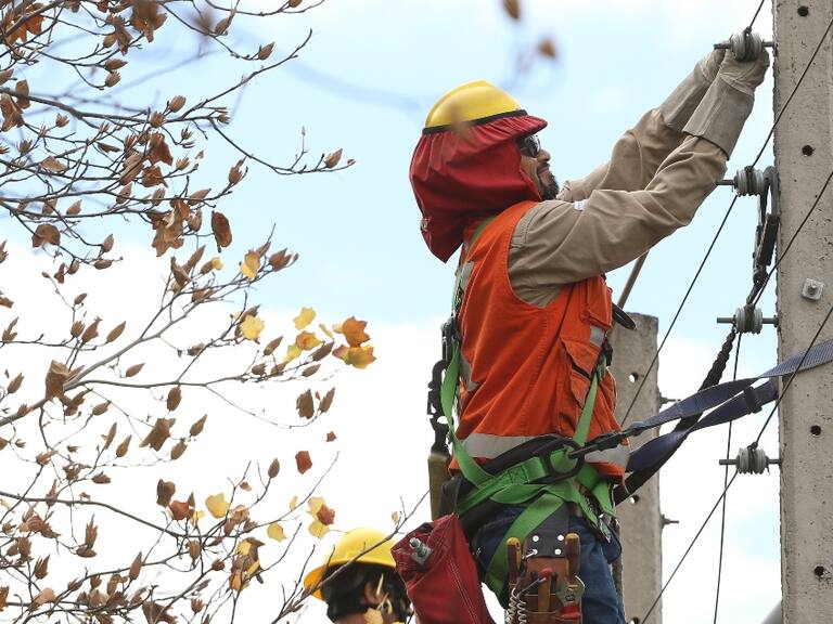 Enel y CGE anuncian planes preventivos ante sistema frontal en la Región Metropolitana