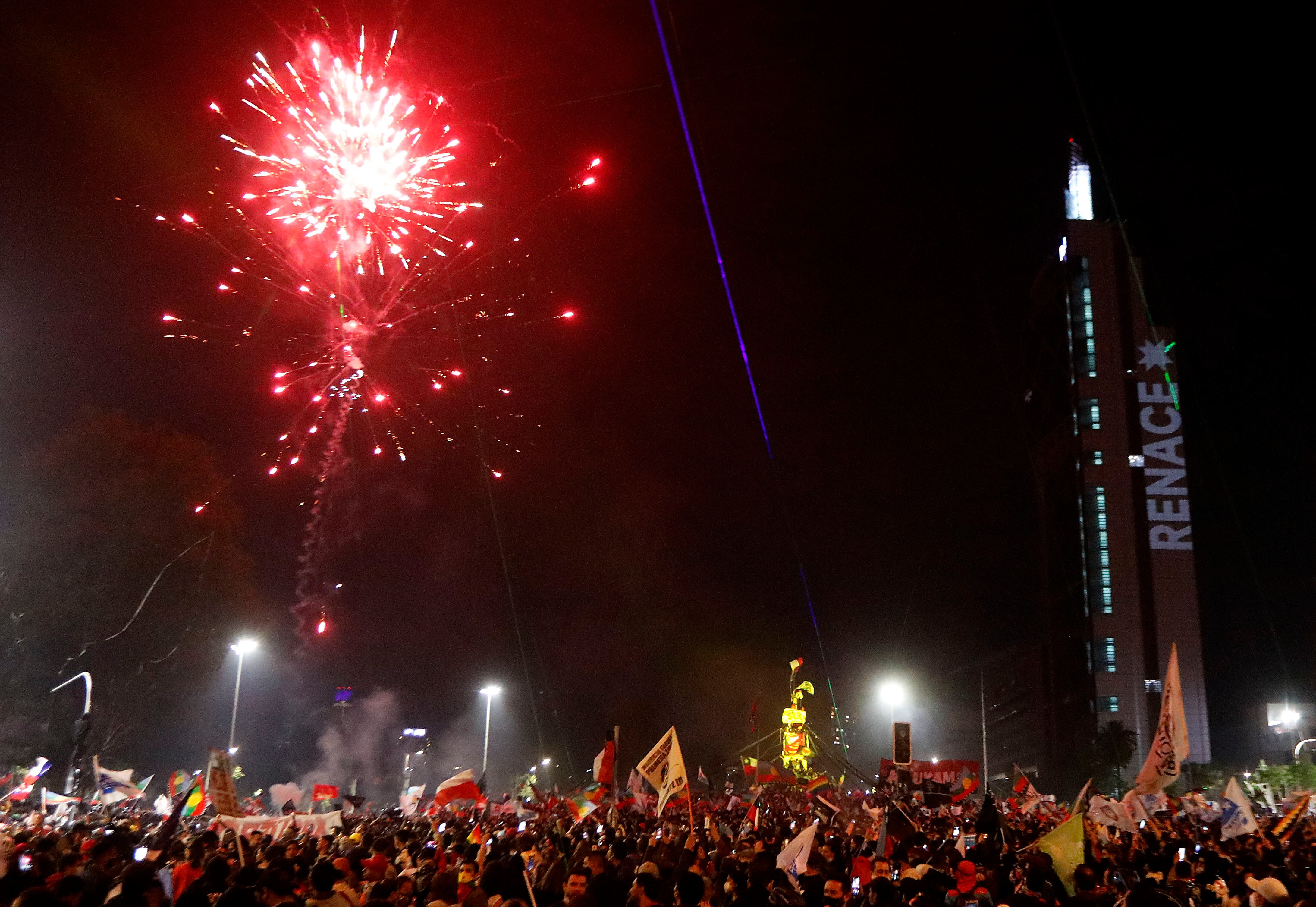 La celebración de los adherentes del Apruebo, tras los resultados del Plebiscito que definió la elaboración de una nueva Constitución. Foto: Agencia Uno
