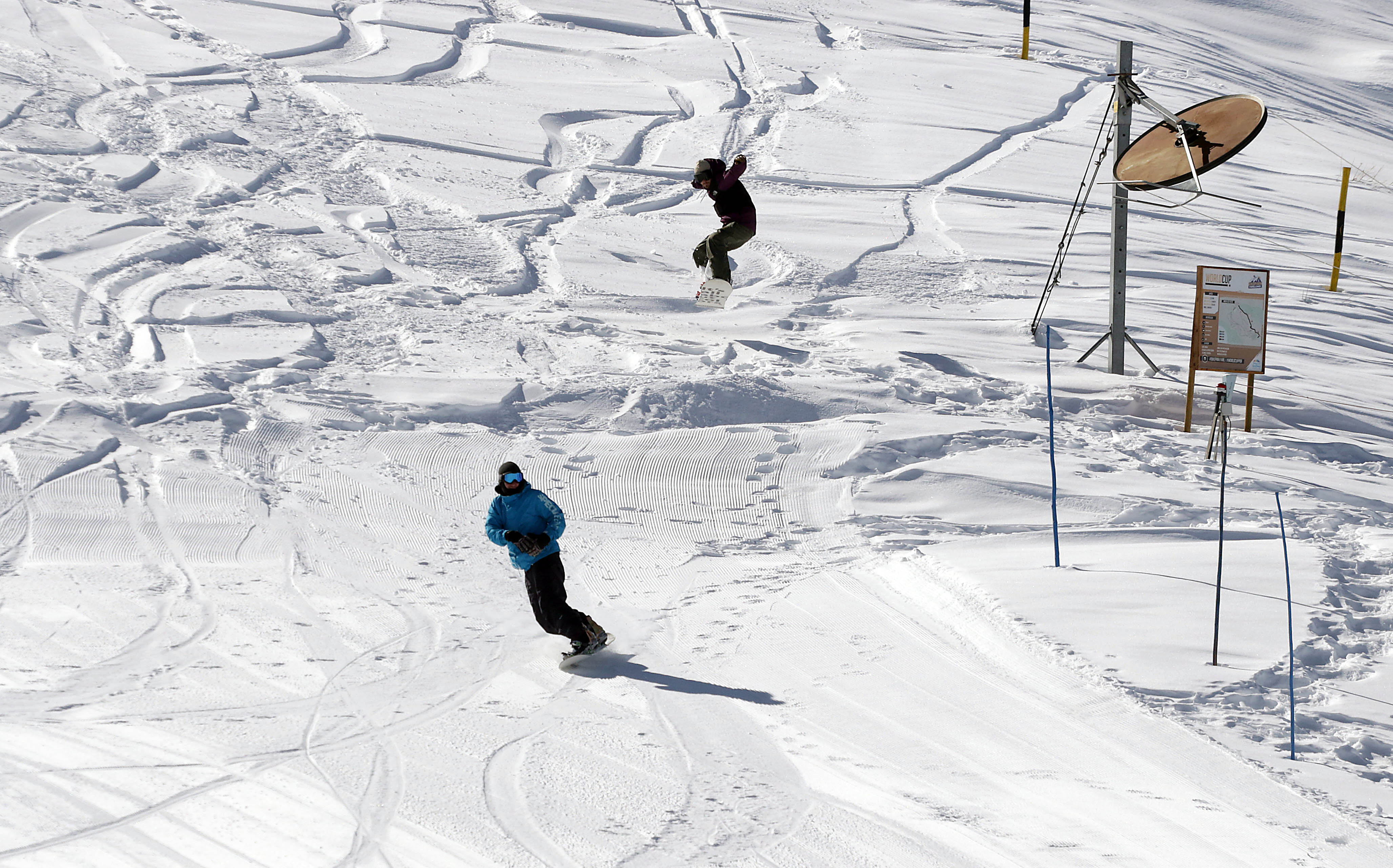 30 de Julio de 2020/SANTIAGO
Pese a que los centros de ski personas de igual manera llegan a divertirse con la nieve en estos recintos. En la imagen dos jóvenes practican snowboard en Farellones
FOTO: FRANCISCO CASTILLO/AGENCIAUNO