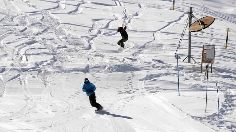 30 de Julio de 2020/SANTIAGO
Pese a que los centros de ski personas de igual manera llegan a divertirse con la nieve en estos recintos. En la imagen dos jóvenes practican snowboard en Farellones
FOTO: FRANCISCO CASTILLO/AGENCIAUNO