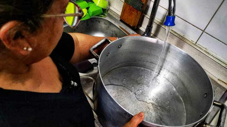31 de enero de 2020/SANTIAGOAutoridades llaman a juntar agua ante una eventual corte de agua en 38 comunas de la Región Metropolitana.
FOTO:Cristóbal Escobar/Agencia UNO