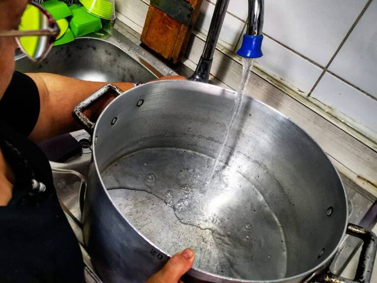 31 de enero de 2020/SANTIAGOAutoridades llaman a juntar agua ante una eventual corte de agua en 38 comunas de la Región Metropolitana.
FOTO:Cristóbal Escobar/Agencia UNO