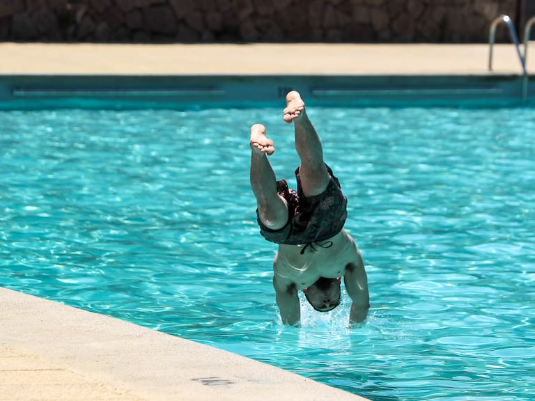 “Lugar de Dios”: Cómo llegar a la piscina que es un monumento histórico en Chile (y gratuita para algunas personas)