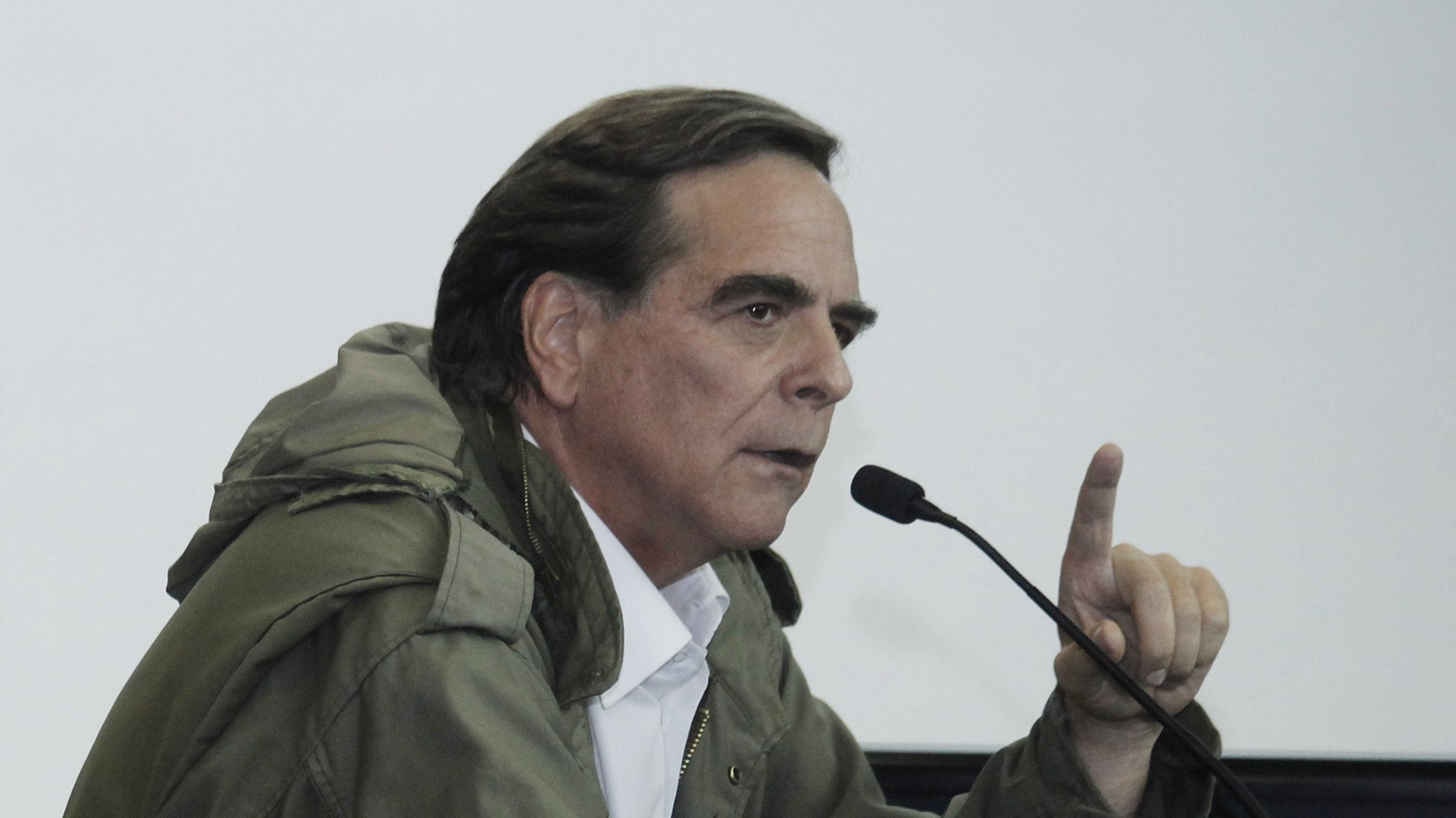 28 de Octubre 2014/ SANTIAGO
El sacerdote Felipe Berríos, acompañado por la ministra del Trabajo, Javiera Blanco, la presidenta de la Central Única de Trabajadores (CUT), Bárbara Figueroa, y académicos de la Universidad Diego Portales entrega un discurso en el lanzamiento del Informe Anual de Derechos Humanos 2014 que se realiza en Facultad de Derecho de la universidad.

FOTO: DAVID VON BLOHN/ AGENCIAUNO