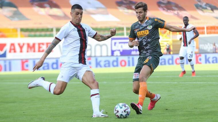 ANTALYA, TURKEY - OCTOBER 25: Salih Ucan (R) of Aytemiz Alanyaspor in action against Roco of Fatih Karagumruk during Turkish Super Lig week 6 soccer match between Aytemiz Alanyaspor and Fatih Karagumruk, at Bahcesehir Okullari Stadium in Antalya, Turkey on October 25, 2020. (Photo by Orhan Cicek/Anadolu Agency via Getty Images)