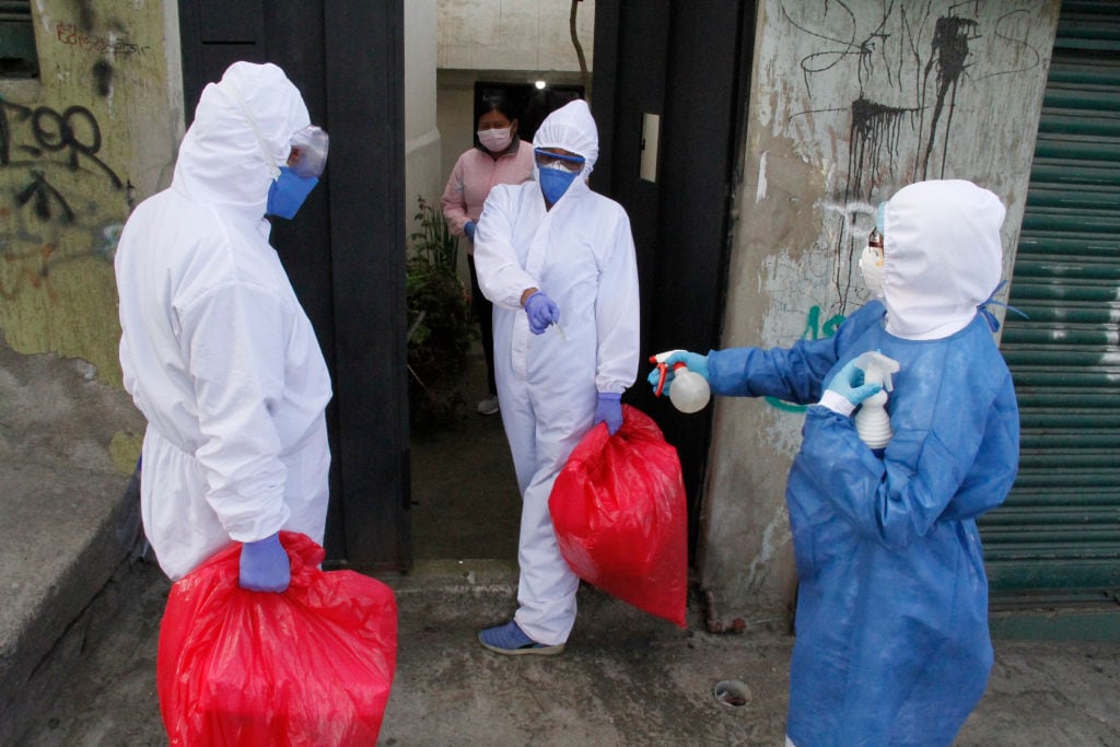 Trabajadores de la salud realizan test del Covid-19 en Quito