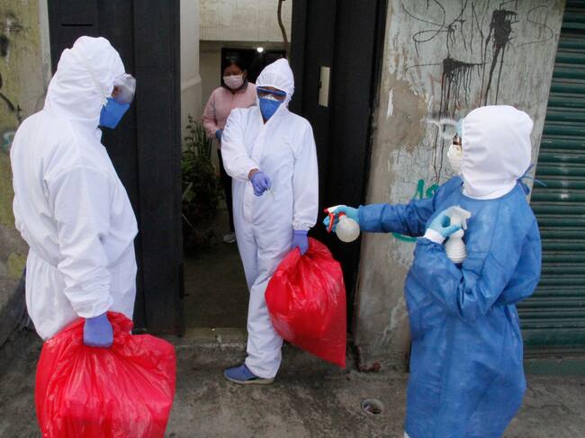 Trabajadores de la salud realizan test del Covid-19 en Quito