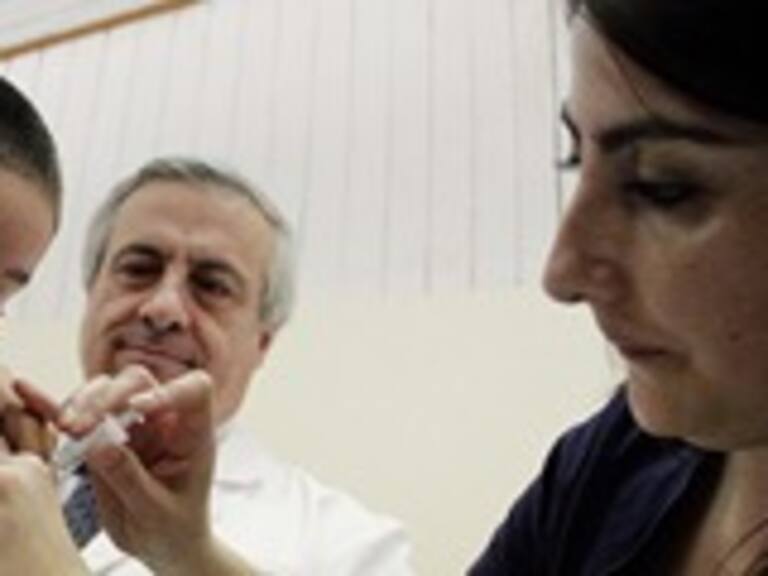 Ministro de Salud descartó revisar plan de vacunación tras críticas que lo calificaron como tardío