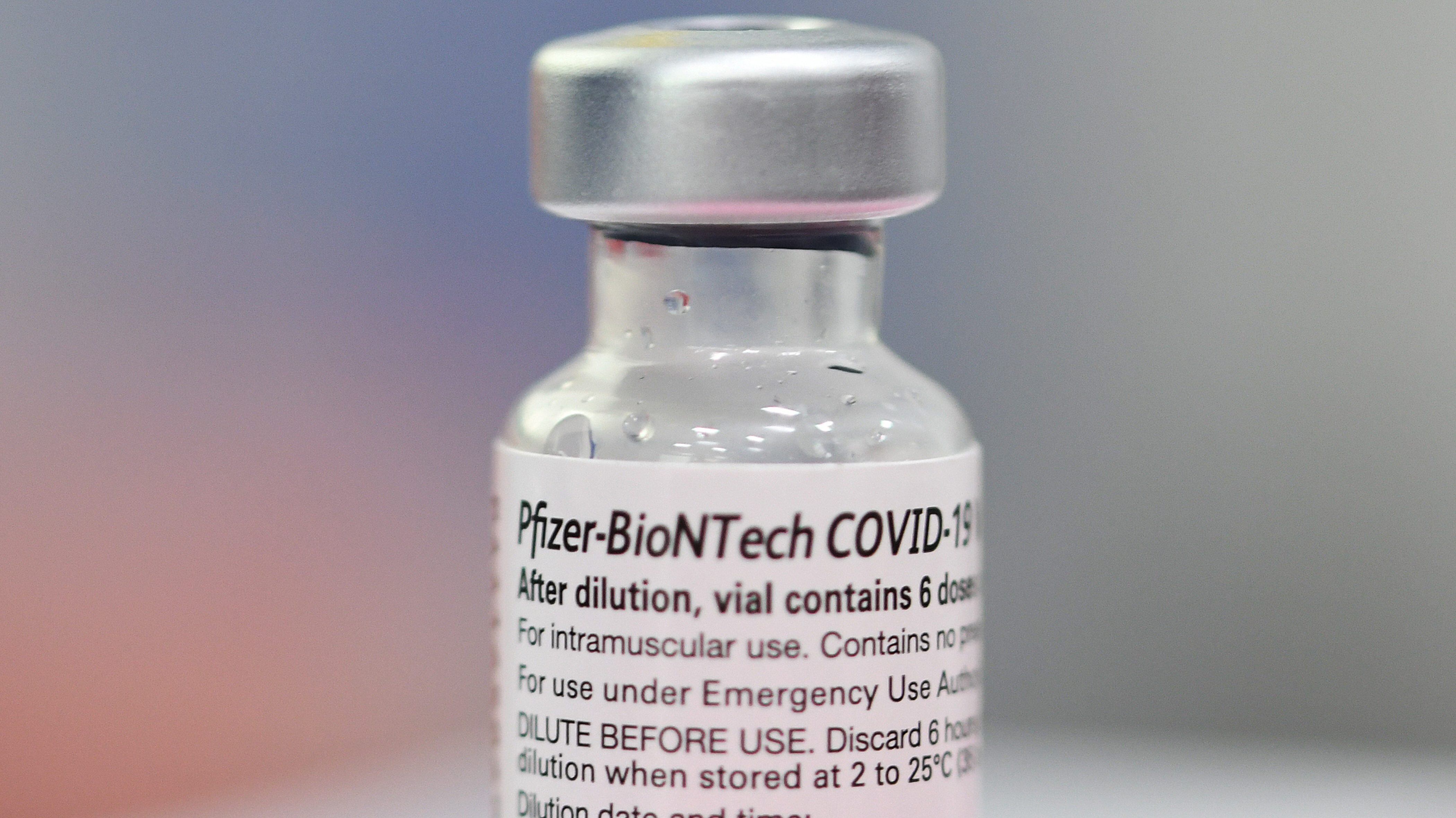 FDA aprobó tercera dosis de Pfizer sólo a mayores de 65 años
