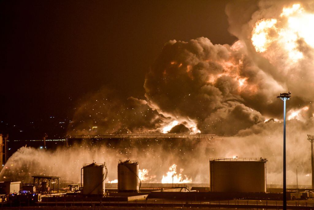 Bomberos intentan contener el fuego en la refinería Saudi Aramco