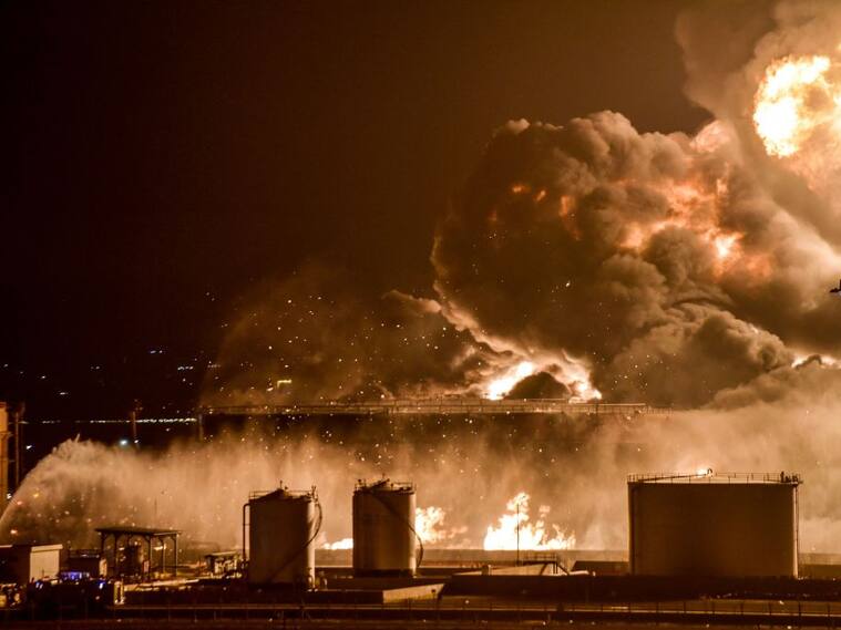 Bomberos intentan contener el fuego en la refinería Saudi Aramco