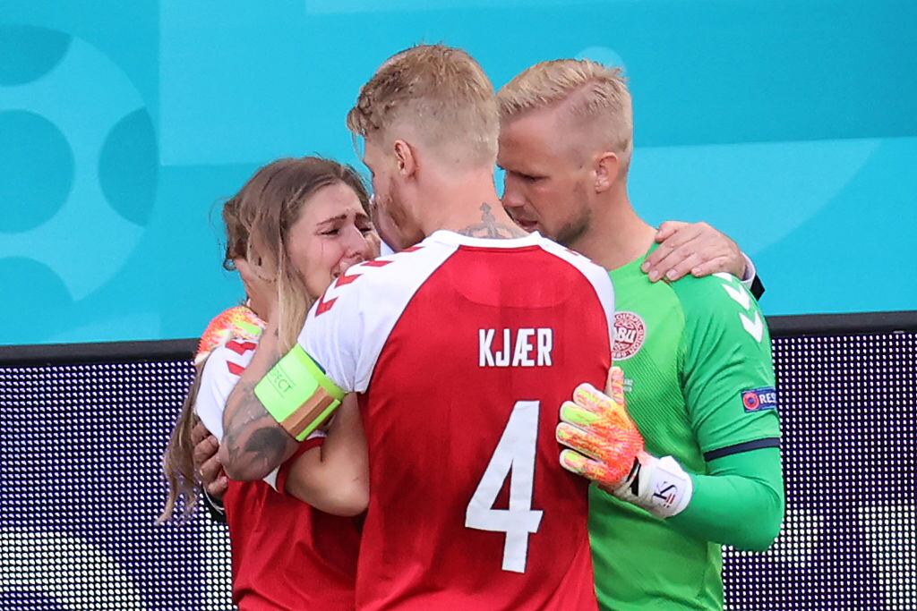 Simon Kjaer consolando y tranquilizando a la esposa de Christian Eriksen.