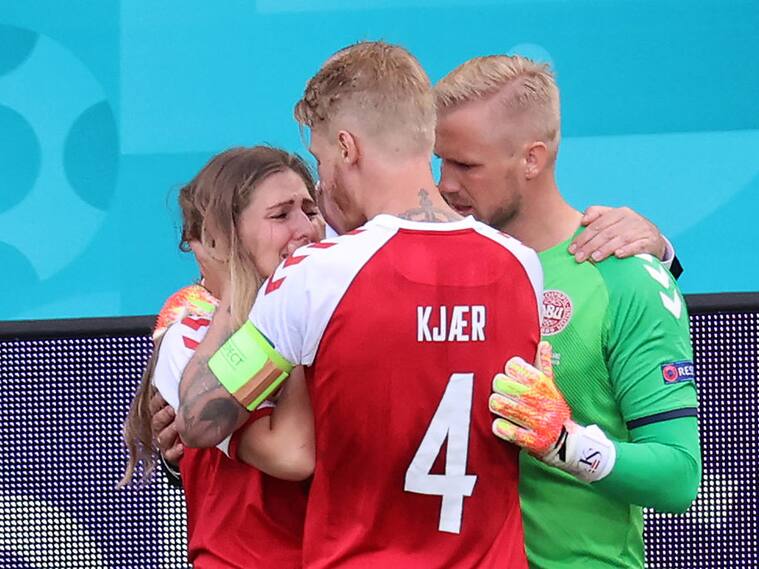 Simon Kjaer consolando y tranquilizando a la esposa de Christian Eriksen.