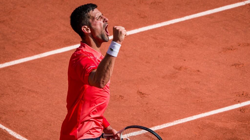 Novak Djokovic luce sus pergaminos ante Carlos Alcaraz y clasifica a la final de Roland Garros