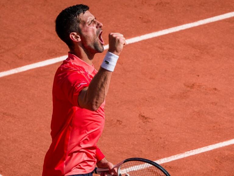 Novak Djokovic luce sus pergaminos ante Carlos Alcaraz y clasifica a la final de Roland Garros