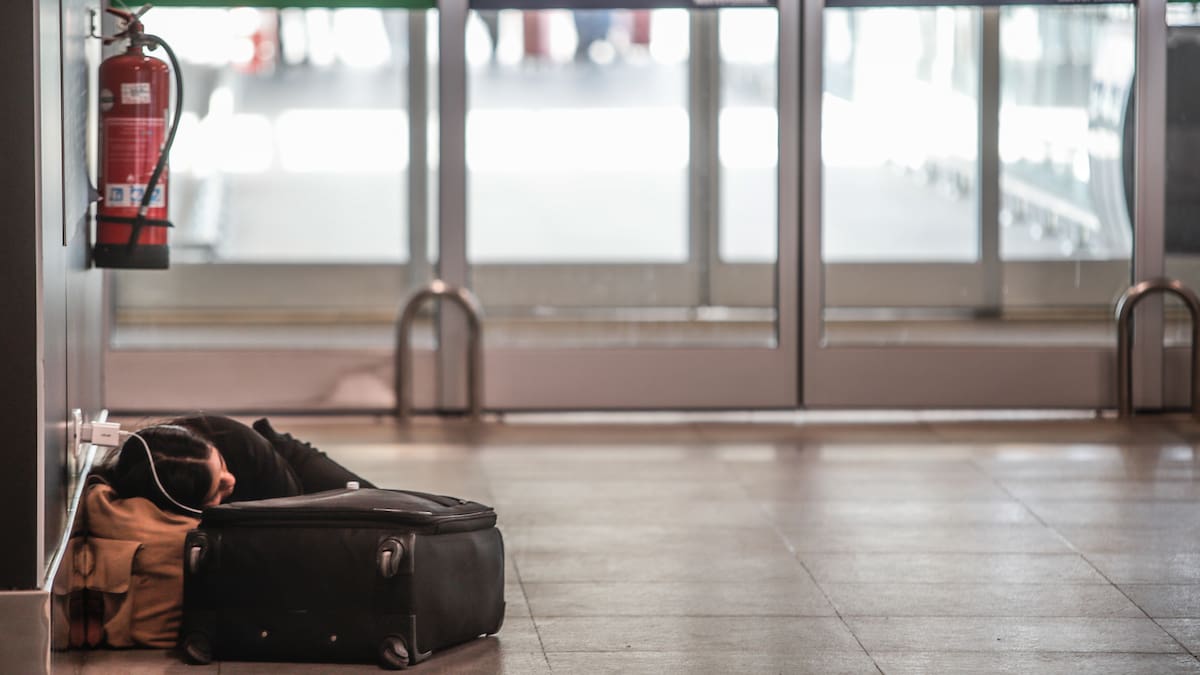 Alcohol, robos, relaciones sexuales y fogatas: las graves denuncias por personas que viven en el Aeropuerto de Santiago