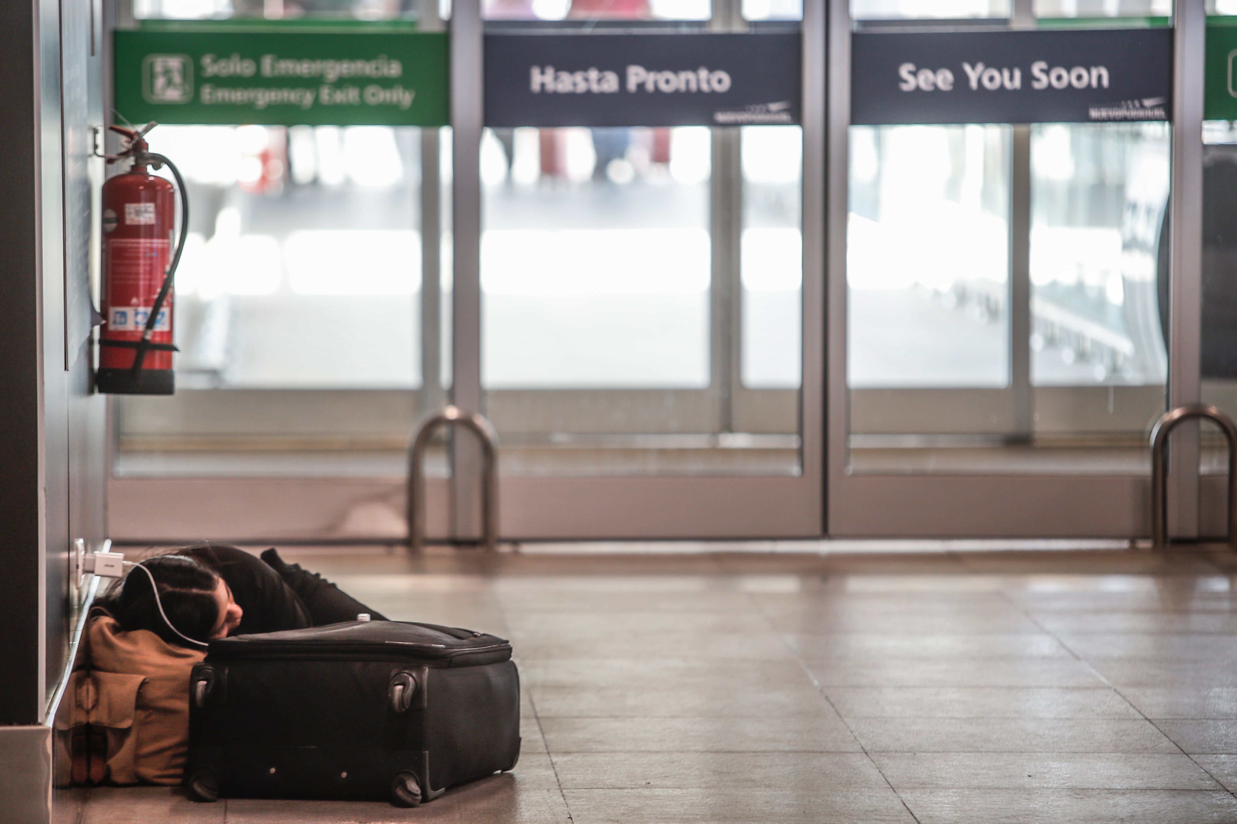 Alcohol, robos, relaciones sexuales y fogatas: las graves denuncias por personas que viven en el Aeropuerto de Santiago