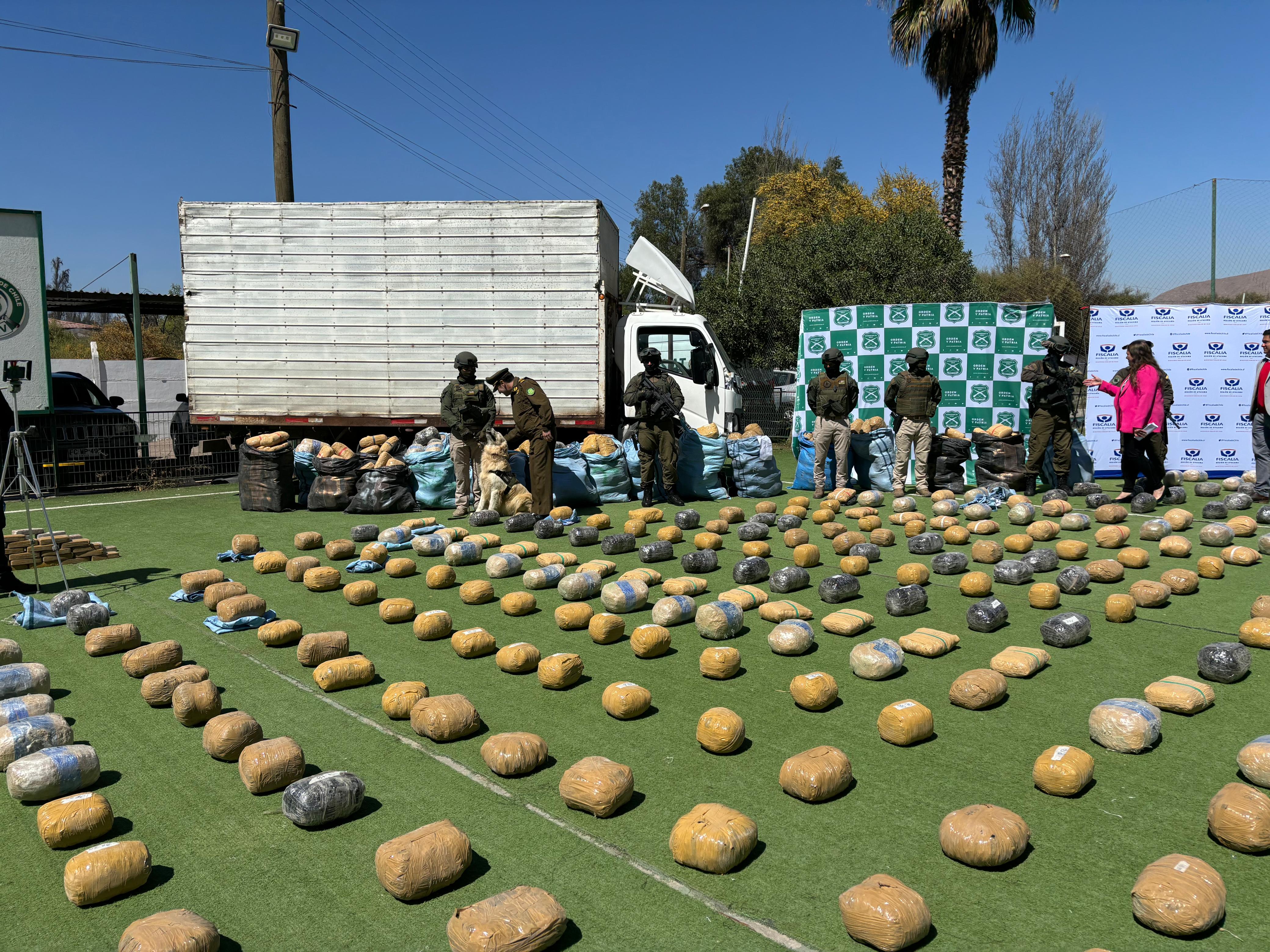 Carabineros de Atacama incauta casi 2 toneladas de drogas en histórico operativo